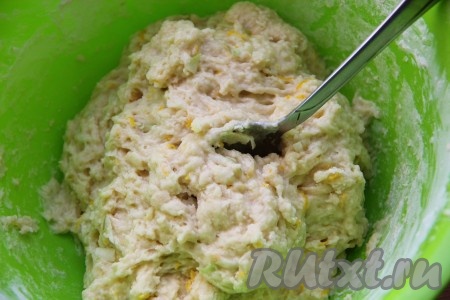 Вливаем в миску молоко, всыпаем сахар, разрыхлитель и половину муки. Перемешиваем тесто до однородности и начинаем понемногу досыпать оставшуюся муку, замешивая тесто столовой ложкой.&nbsp; Всыпая муку, учитывайте, что тесто должно получиться достаточно густым и вязким, как на фото. Тесто должно не растекаться, а лежать на ложке.&nbsp;  Как только добились требуемой консистенции, больше муку не добавляйте.