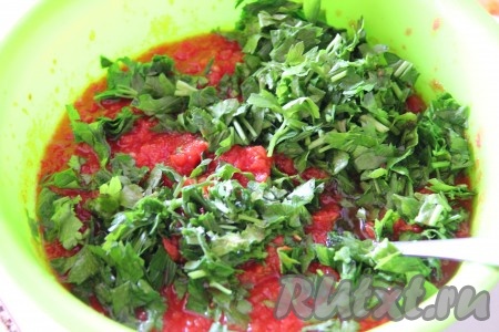 Томатное пюре, которое мы&nbsp;приготовили заранее, перемешиваем с нарезанной&nbsp; петрушкой и добавляем к вареному перцу.&nbsp;
