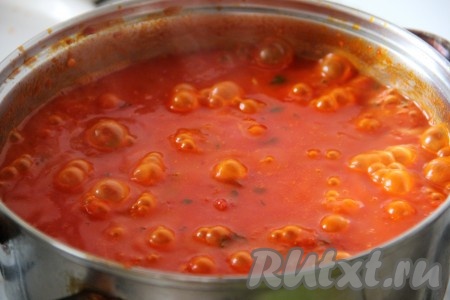 Добавляем соль и сахар по своему вкусу, я использовала по 3 чайные ложки того и другого. Варим&nbsp;аджику из перца, помидоров и чеснока еще минут 20. Регулярно всю массу перемешиваем, доставая лопаткой до самого дна, чтобы масса не пригорела.