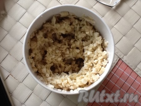 Берем орешки кешью, замоченные в горячей воде, воду сливаем, обсушиваем их и складываем в блендер. Измельчаем орехи до небольших кусочков. 