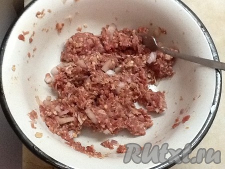 В мясной фарш добавить мяту, йогурт, соль, перец, мускатный орех, яйцо. Хорошо перемешать, а затем сформировать небольшие мясные шарики.
