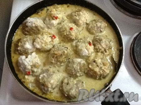 Аккуратно перемешать шарики с соусом, готовить еще 5-6 минут под крышкой.
