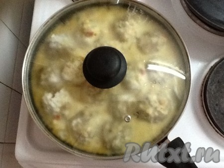 Аккуратно перемешать шарики с соусом, готовить еще 5-6 минут под крышкой.