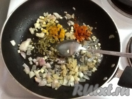 На другой сковороде нагреть масло и поджарить мелко нарезанный лук, чеснок, добавить сухой имбирь (или свежий, мелко нарезанный), семена фенхеля, корицу и порошок чили. Поджаривать, помешивая, 2-3 минуты.
