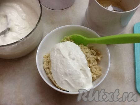 Затем выкладываем измельченные орешки в емкость и соединяем с йогуртом (или сметаной).
