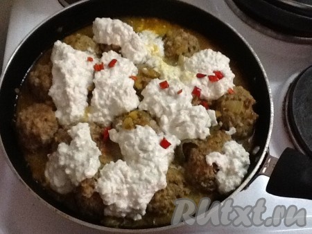 Выложить соус из кешью на наши мясные шарики. Я добавила еще свежий перчик чили, так как мне показалось, что остроты маловато! Но вы пробуйте и доверяйте своему вкусу! 