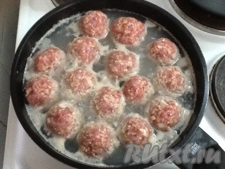 Налить 300 мл воды в глубокую сковородку, довести до кипения, добавить палочку корицы, гвоздички, раздавленные коробочки кардамона, лавровый лист. Выложить мясные шарики и накрыть крышкой. Тушить на небольшом огне 12-15 минут.