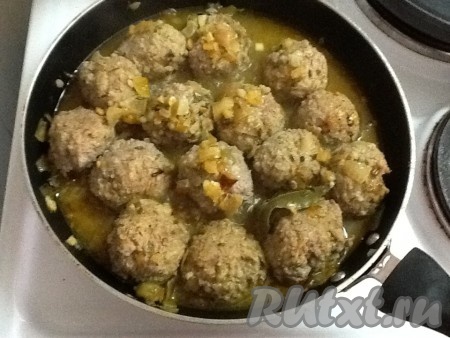 В пряности добавляем аккуратно наши мясные шарики вместе с бульоном и перемешиваем. Доводим до кипения, уменьшаем огонь до минимального, накрываем крышкой и готовим 10-12 минут.
