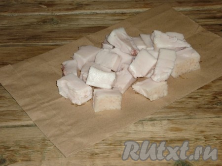 Нарезать сало средними кусочками. Очень мелко нарезать я не советую, так как в процессе жарки сало выжарится и с мелких кусочков ничего не останется.&nbsp;
