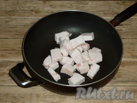 Нарезанное сало сложить в подходящую посуду - это может быть сковорода или чугунок. Поставить на минимальный огонь и ждать, пока выделится жир. Затем огонь можно немного увеличить и, периодически помешивая, топить сало&nbsp;до желаемого состояния шкварок. Я люблю, когда они коричневые и хрустящие, на это уходит 40 минут. 