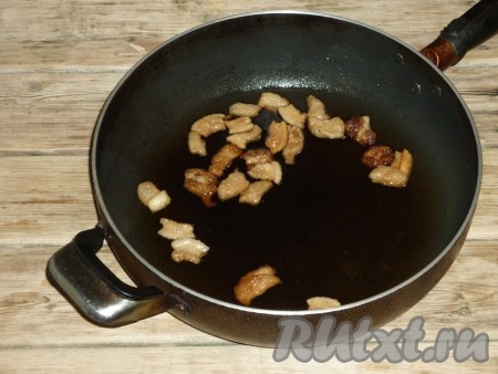 Когда шкварки отдадут весь жир, их нужно вынуть шумовкой, а жиру дать немного остыть.&nbsp;
