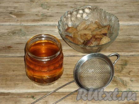 Затем тёплый, ещё жидкий приготовленный смалец перелить в стеклянную баночку и поместить в холодильник.&nbsp;
