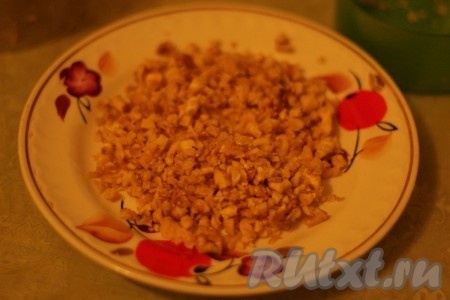 Орехи необходимо мелко порубить. 