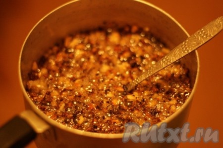 Орехи смешать с сахарным сиропом. 