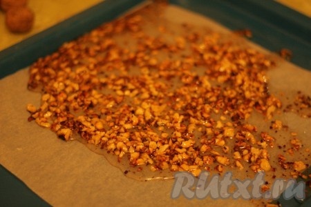 И выложить на смазанную маслом бумагу для выпечки. 