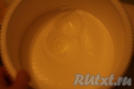 Белки взбить до устойчивой пены