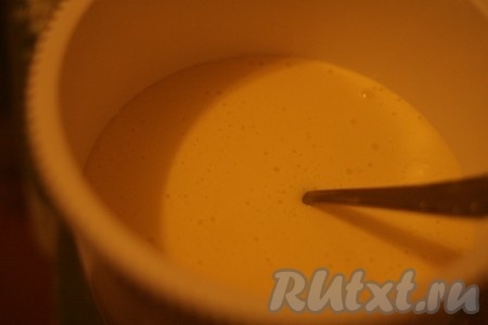 Смешать взбитые желтки и белки.