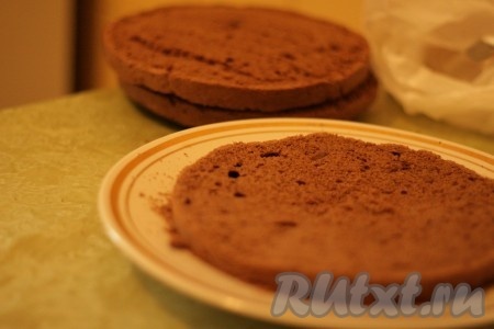 Бисквит разделить на 3 части и каждую промазать кремом.