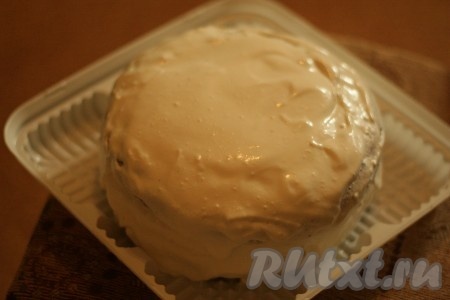 Выложить коржи друг на друга, верх и бока торта тоже промазать кремом.
