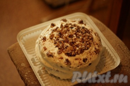 Для украшения аккуратно снять орехи с бумаги и украсить торт. 