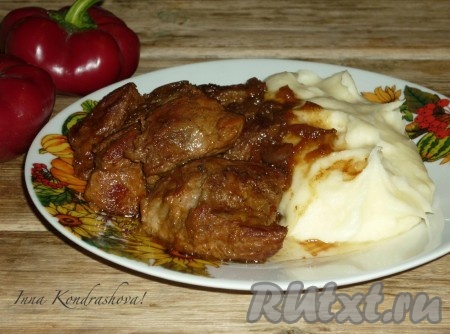 Подавать свинину, тушеную с луком, в горячем виде с картофельным пюре и свежими овощами.&nbsp;
