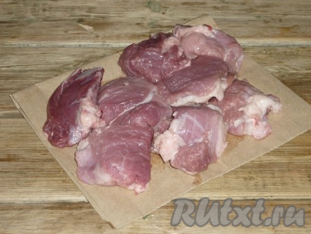 Свинину вымыть холодной водой, обсушить и нарезать средними кусочками.&nbsp;
