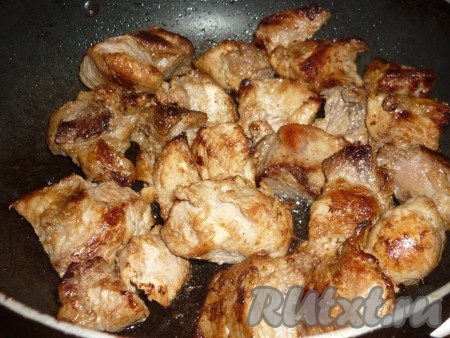 Обжарить свинину на сильном огне, периодически помешивая, в течение 10 минут, за это время мясо должно хорошо подрумяниться со всех сторон, но не пригореть.&nbsp;
