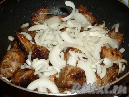 Лук очистить, нарезать полукольцами и отправить к свинине на сковороду.&nbsp;
