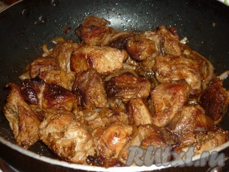 Огонь уменьшить и жарить минут 5 (до прозрачности лука), помешивая. Посолить и поперчить по вкусу.
