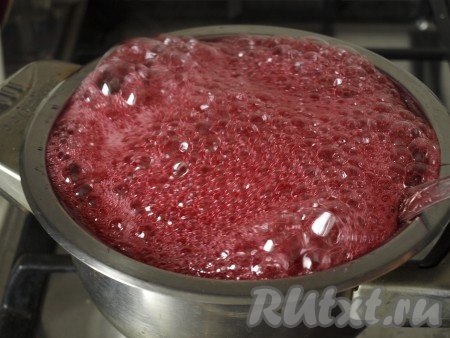 Включаем сильный огонь и варим желе, всё время помешивая. Кастрюлю лучше взять поглубже, так как желе всё время норовит выскочить. Будет много пены, именно поэтому нужно всё время мешать. Варим около 10 минут.
