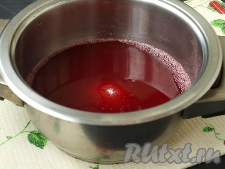 Добавляем сахар и размешиваем.
