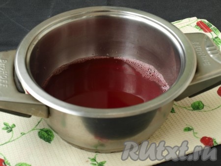 Вымеряем полученный кизиловый отвар. У меня вышло 250 мл. Для желе рекомендуется такая формула: на 1 литр отвара - 700 грамм сахара. Я взяла немного больше: на 100 мл сока - 80 грамм сахара, таким образом сахара у меня получилось 200 грамм на 250 мл сока. Наливаем сок снова в кастрюлю.
