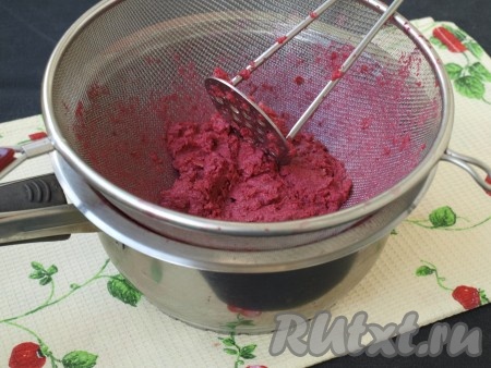 Протираем мякоть через сито прямо в кастрюльку, в которой будем готовить мармелад.
