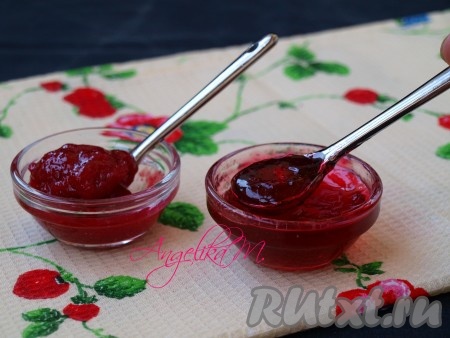 Горячий мармелад из кизила выливаем в банку. Вначале он будет жидким, но потом загустеет. На фото у меня желе и мармелад на утро следующего дня, заготовки стояли на столе в кухне. Мармелад, который закручен герметично, хранится при комнатной температуре. Вскрытую банку ставим в холодильник.
