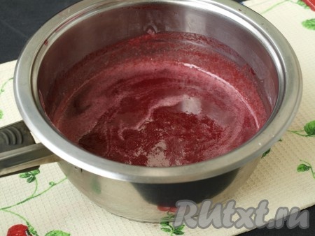 Сахар размешиваем, ставим кастрюльку на небольшой огонь и варим, помешивая, 12-15 минут.
