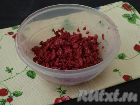 Для того чтобы косточки нам не мешали при перетирании мякоти, я решила их сразу удалить. Они нам не понадобятся в дальнейшем, поэтому мякоть оставляем, а косточки выбрасываем. Мякоть я взвесила, у меня вышло 300 грамм.
