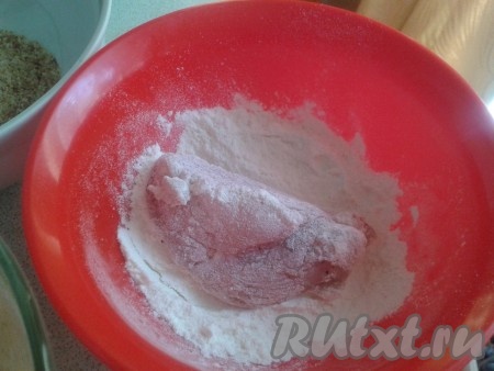 Каждый кусочек куриного мяса нужно обвалять в муке, затем окунуть в кляр (старайтесь, чтобы с наггетсов кляр не стекал, иначе не удобно будет обваливать в сухарях, я каждый кусочек обтираю об край тарелки с кляром). Затем мясо в кляре обваливаем в панировочных сухарях и выкладываем на сковороду с разогретым растительным маслом.