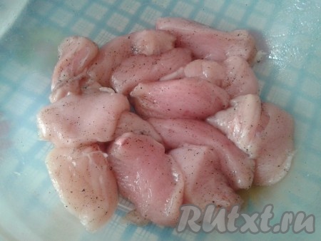 Куриное филе вымыть, нарезать продольными кусочками, посолить, поперчить.