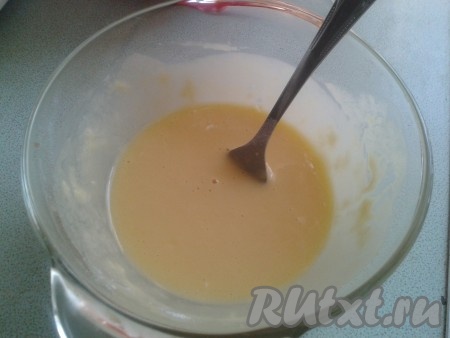 Теперь приготовим кляр для наггетсов, для этого взбить 1 яйцо с 1 столовой ложкой кефира и 2 столовыми ложками муки, посолить.