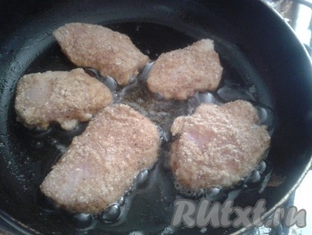 Каждый кусочек куриного мяса нужно обвалять в муке, затем окунуть в кляр (старайтесь, чтобы с наггетсов кляр не стекал, иначе не удобно будет обваливать в сухарях, я каждый кусочек обтираю об край тарелки с кляром). Затем мясо в кляре обваливаем в панировочных сухарях и выкладываем на сковороду с разогретым растительным маслом.