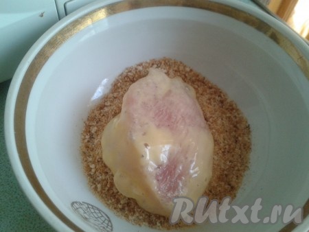 Каждый кусочек куриного мяса нужно обвалять в муке, затем окунуть в кляр (старайтесь, чтобы с наггетсов кляр не стекал, иначе не удобно будет обваливать в сухарях, я каждый кусочек обтираю об край тарелки с кляром). Затем мясо в кляре обваливаем в панировочных сухарях и выкладываем на сковороду с разогретым растительным маслом.