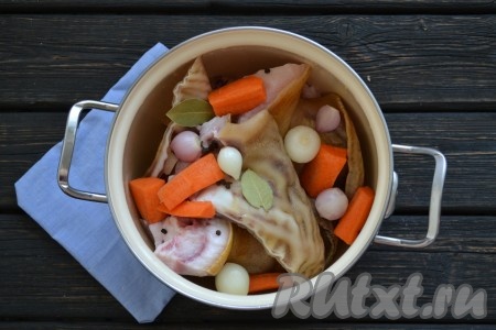 Очистить лук и морковь. Морковь разрезать на несколько крупных частей и вместе с луком отправить в кастрюлю. Добавить лавровый лист, перец горошком и бутоны гвоздики.
