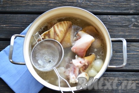 После закипания снизить огонь так, чтобы бульон еле-еле кипел. Образующуюся пену снимать ситечком или шумовкой. Продолжать варить на слабом огне 2,5 часа. За пять минут до окончания приготовления всыпать по вкусу соль.&nbsp;
