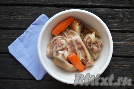 Вынуть мясо и морковь из бульона, пусть остывает. Чтобы бульон стал прозрачным, светлым и аппетитным нужно его процедить через мелкое сито и дать отстоятся 5-10 минут, затем вскипятить еще раз и собрать сверху образовавшийся слой жира. По необходимости - повторить эту процедуру. 