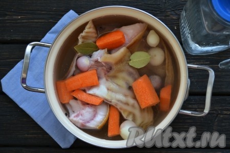 Залить водой так, чтобы уши полностью покрылись. Мне понадобилось 3 литра воды.
