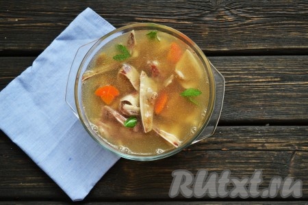 Залить бульоном и оставить остывать. После чего отравить в холодильник для полного застывания. 