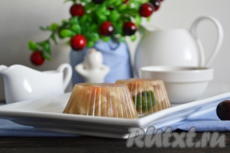 Можно залить холодец из свиных ушей в порционные формы - будет очень красиво и удобно кушать. Но для этого нужно мясо нарезать меньшими кусочками.&nbsp;
