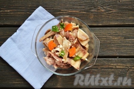 Мясо с нежными хрящиками нарезать небольшими кусочками и разложить по формам.
