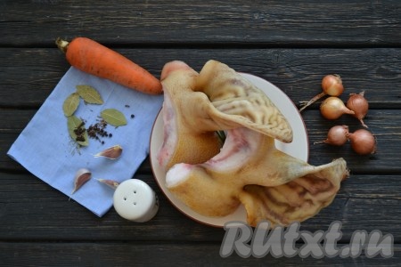 Подготовить необходимые ингредиенты для приготовления холодца из свиных ушей