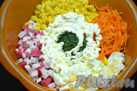 Полоски корейской моркови разрезать на несколько частей, чтобы они не были очень длинными. Укроп вымыть, обсушить, мелко нарезать. В миску сложить яйца, укроп, крабовые палочки, морковь по-корейски, кукурузу без жидкости, по желанию, добавить пропущенный через пресс (или мелко нарезанный) чеснок, посолить, заправить майонезом (или сметаной), перемешать салат "Валерия".